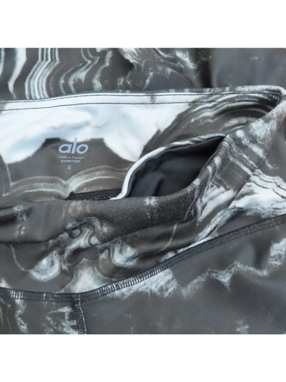 ALO Womens Small Black Gray Marble Swirl Kaleidoscope Leggings Athletic 3158
